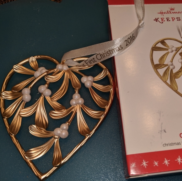Hallmark Keepsake good heart mistletoe ornaments - Picture 4 of 4